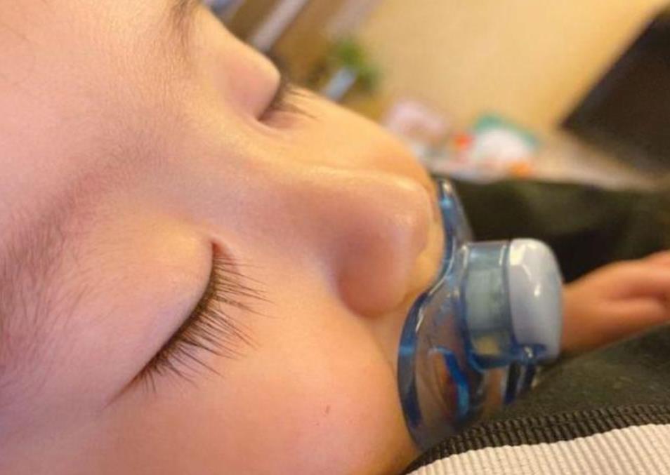 高鼻梁的婴儿照片图片