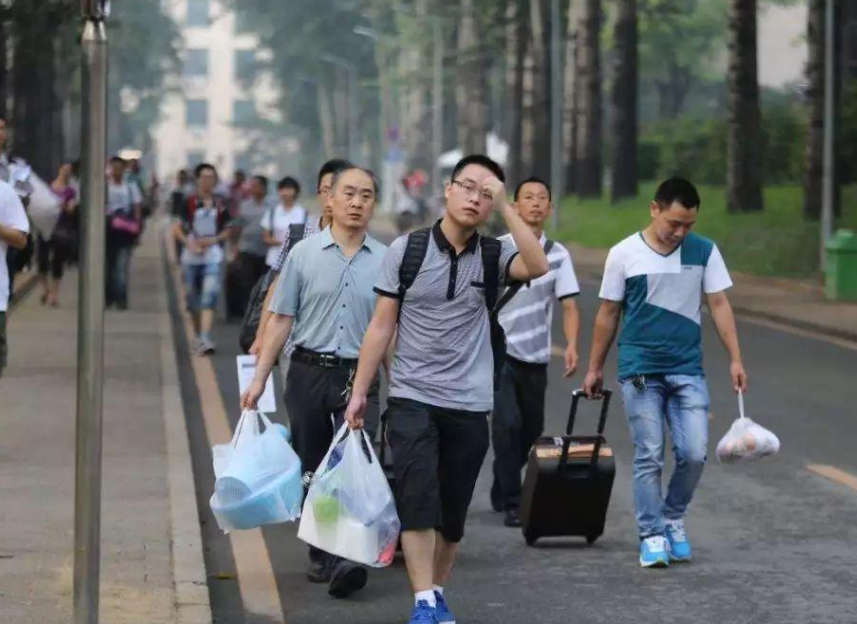 大学报到前，大一新生一定要办理“一档三证”，以免影响正常入学