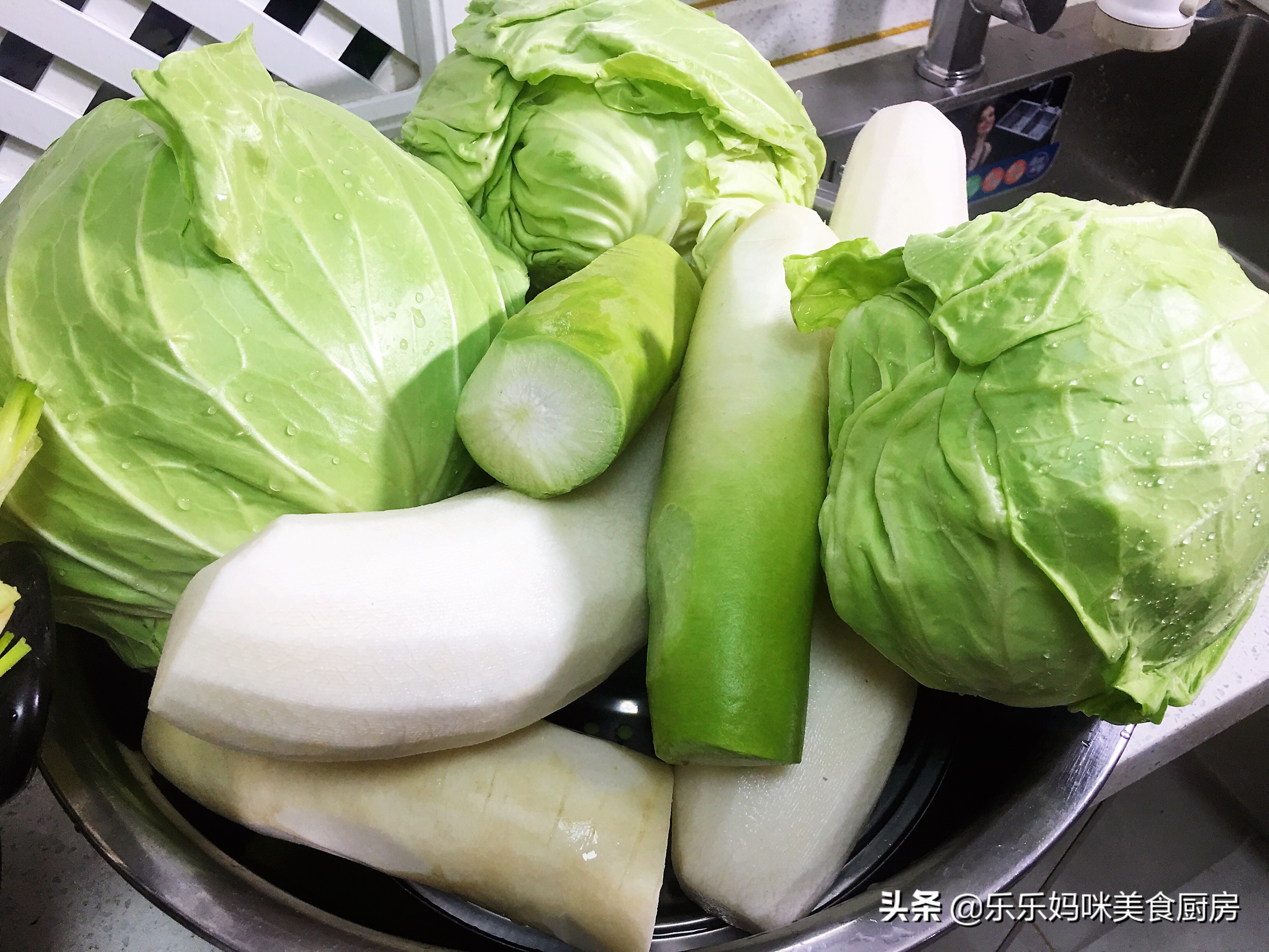 每年秋季，妈妈都用这方法腌咸菜，7种食材腌1瓮，够吃一冬