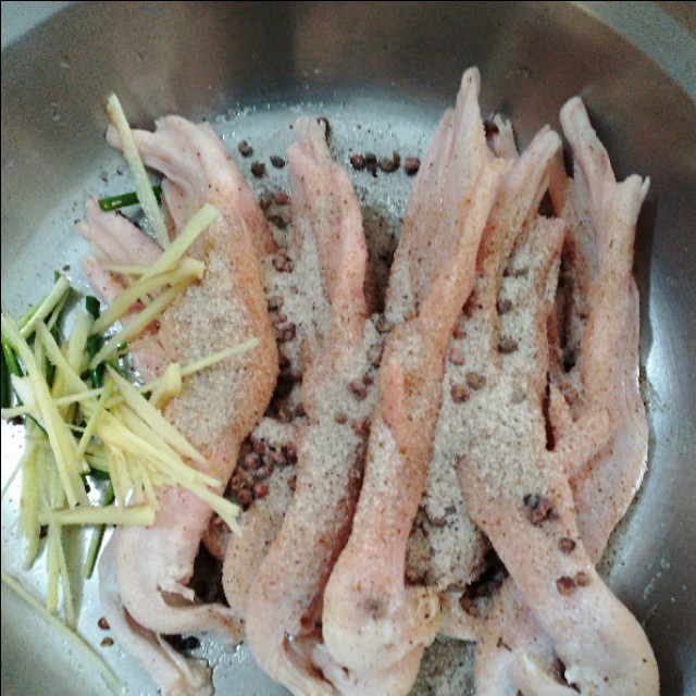 鸭掌怎样做好吃（教你家常盐水鸭爪的做法）