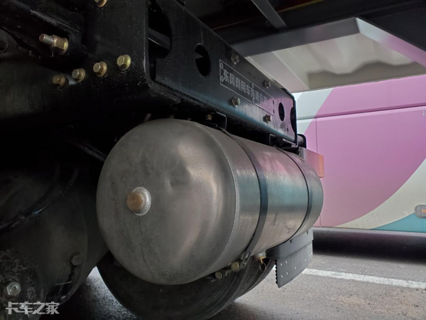 偶遇东风AMT牵引车，裸车价才31万，这配置太值了