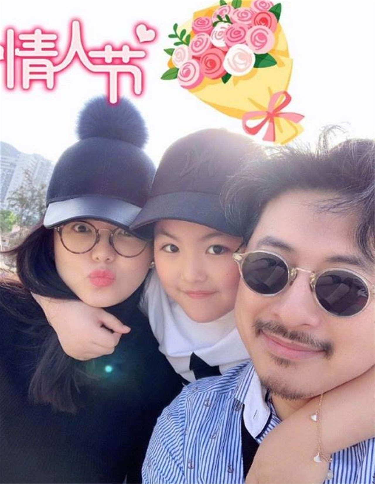 李湘晒一家三口合照,女儿手上的手链成亮点,引发网友热议