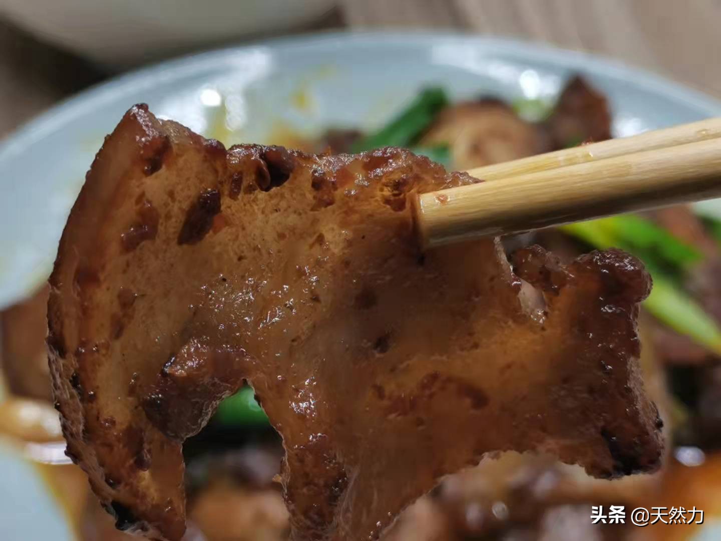 回锅肉怎么做才好吃？来看看传统的川菜做法，肥而不腻，真解馋