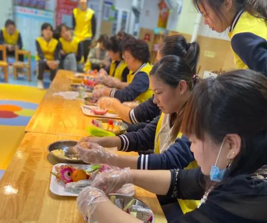 母亲去孩子幼儿园当保育员，以为能兼顾工作和家庭，没多久后悔了