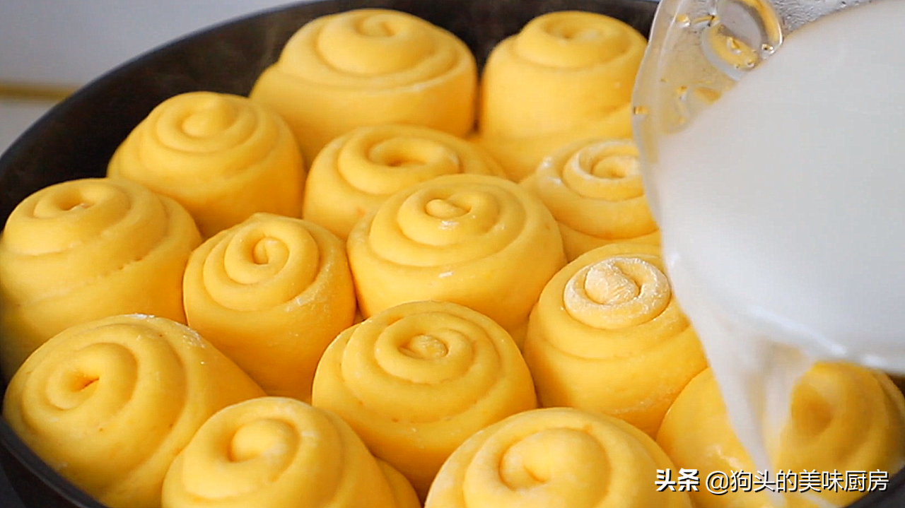 一块南瓜2个鸡蛋，不同烤箱不用蒸，教你做出金黄又蓬松的面包