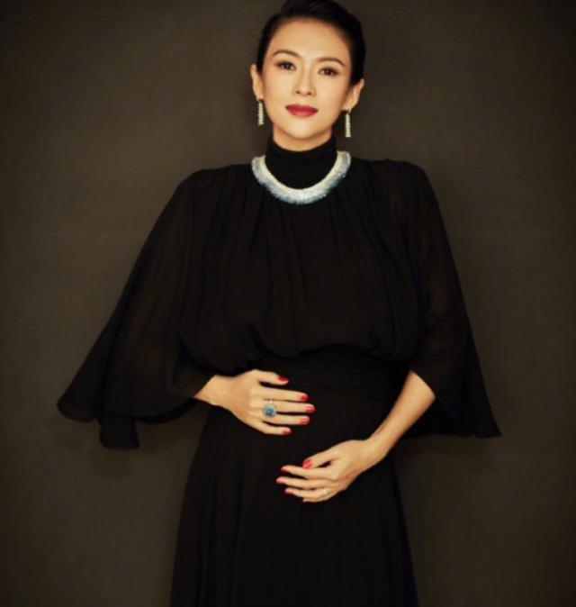 章子怡带女儿去打疫苗，醒醒肉嘟嘟太可爱，打针没哭还微笑太勇敢