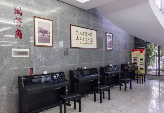 四川神仙高校：超20个食堂，宿舍三室一厅，有专属地铁站！网友：五星级体验！