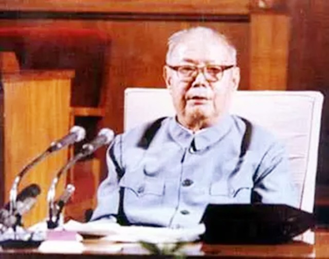 1949年是谁选定中南海，成为中央机关在北平的办公地点？