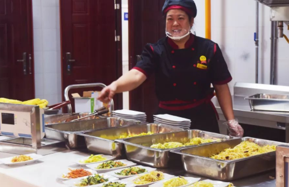 四川大学的伙食惹人羡，看完忍不住流口水，不少学生后悔没考川大