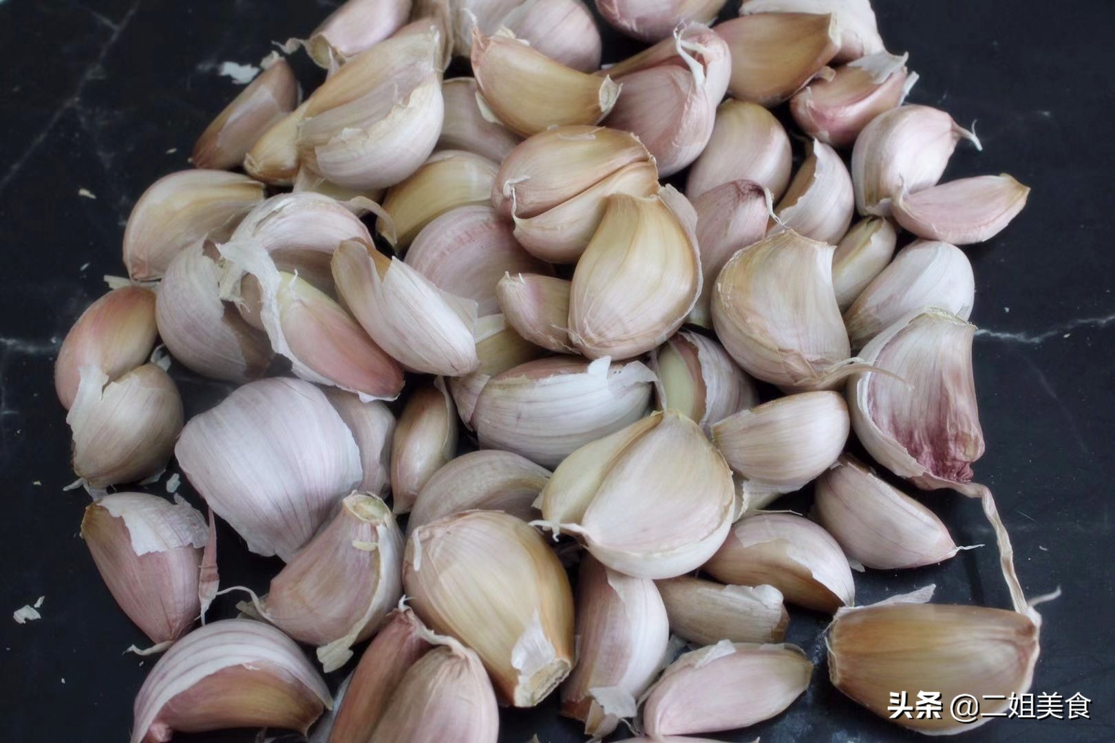大蒜怎么保存（保存大蒜牢记不能放冰箱教您2个保存方法）