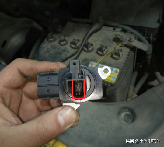 行驶11万公里的丰田RAV4发动机故障，维修工：更换电磁阀