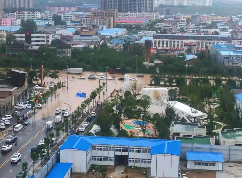 郑州暴雨围城，有游客称酒店爆满涨价，挖掘机司机吐槽“冒雨拖14辆车挣630元被批做人不地道”