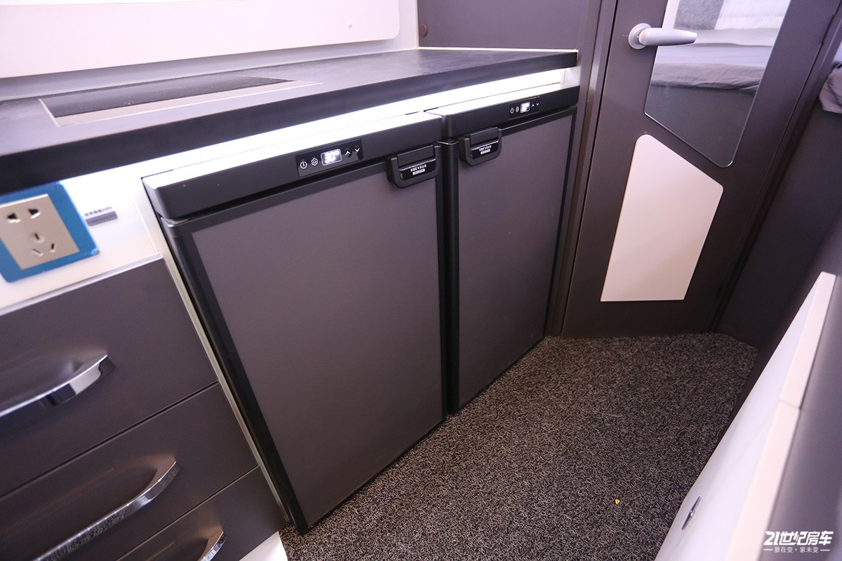 它的总容积152升保持不变,选用的是英得尔两款相同容积的冰箱,并列