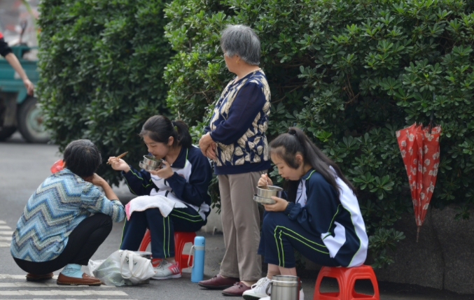 高中生在校门口“蹲着”吃饭，家长一旁观看，是溺爱还是关爱？