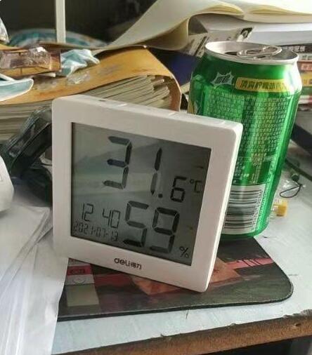 哈工大学生酷暑难耐，在行政楼前打地铺来避暑，学校的处理很无语