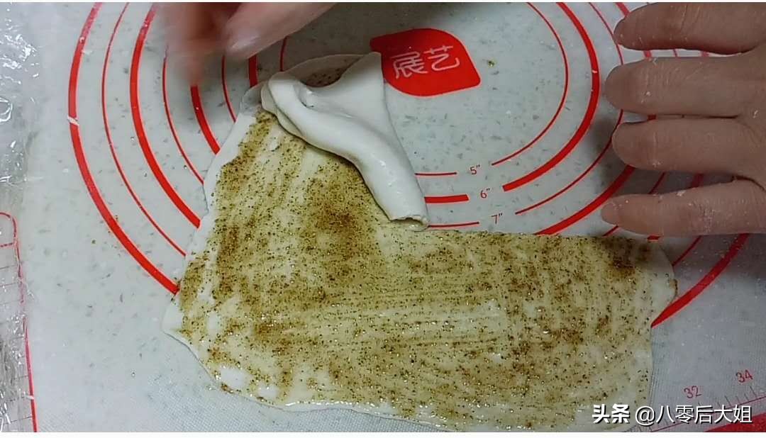 咸煎饼的做法和配方（手把手教你做咸煎饼好吃还不腻）