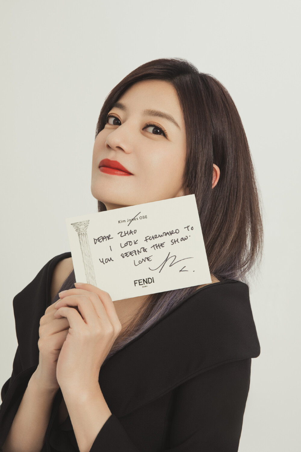 一双大眼睛更是成为了她的标志赵薇年轻时的大眼睛应该都是很多女生梦