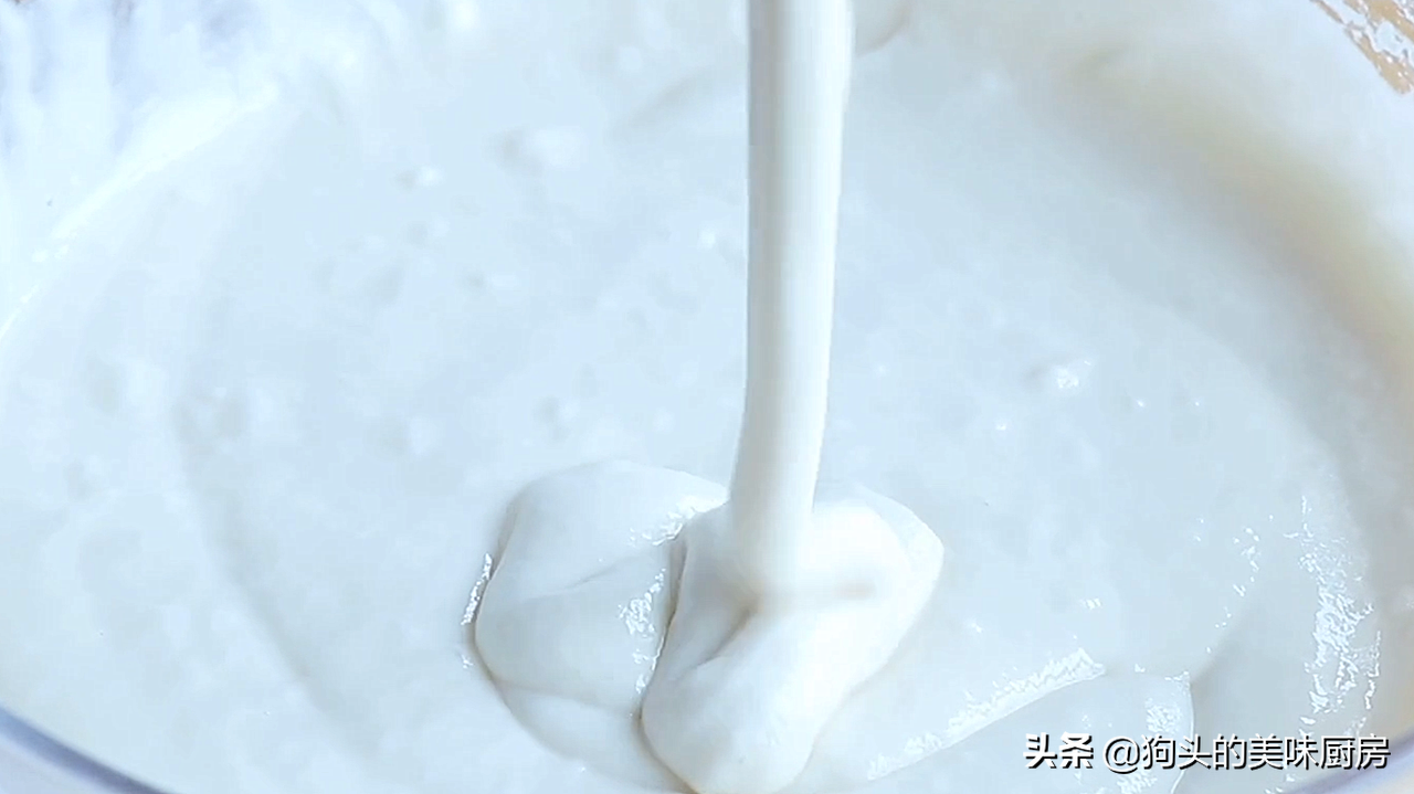 家里有牛奶跟面粉就能做的牛奶松糕，细腻绵软，比发糕简单好吃