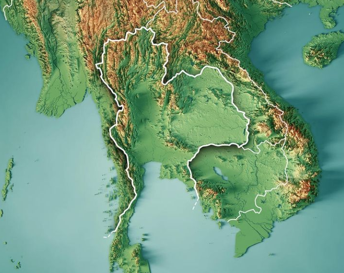 我们会发现:红河三角洲西部是狭长的长山山脉,这座高山阻碍了越南向