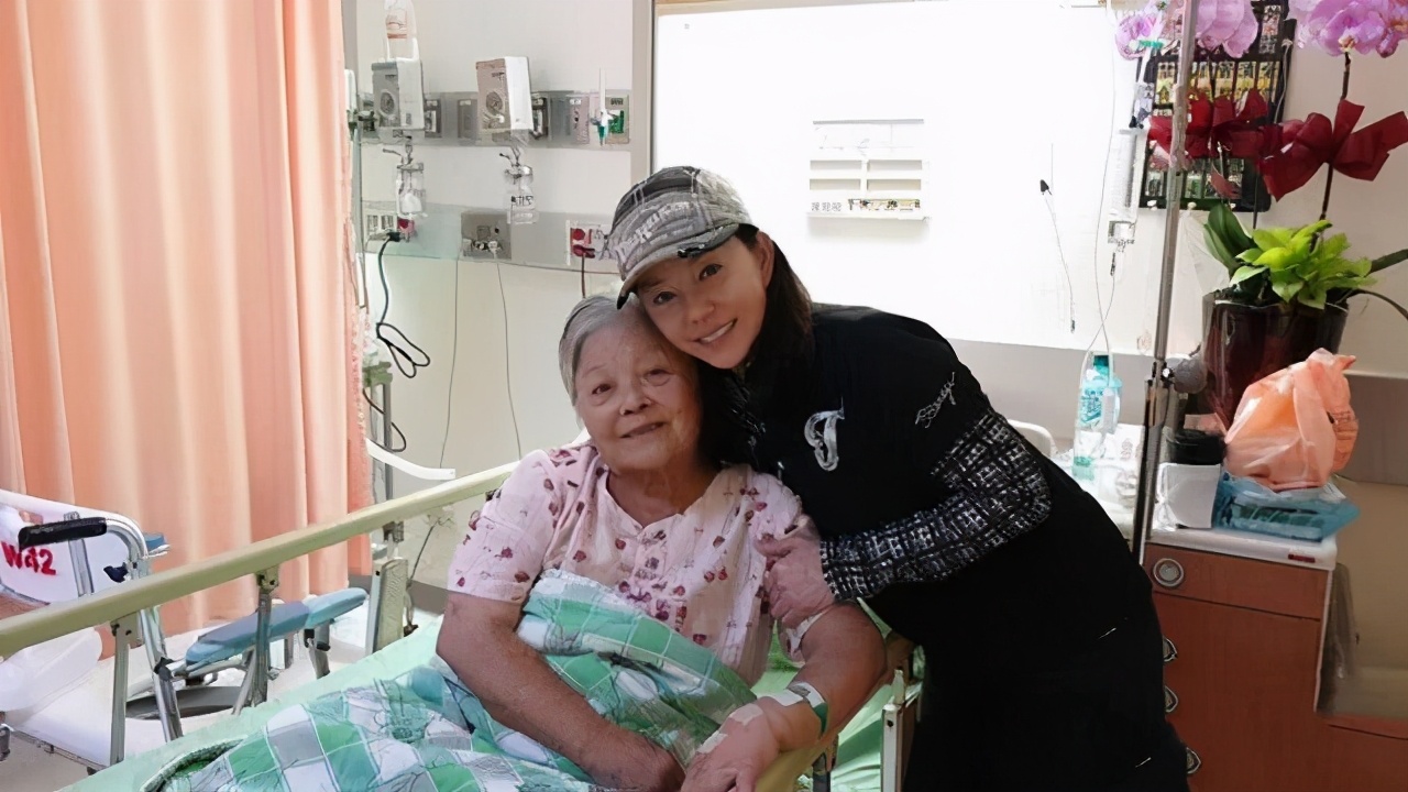 狄莺崩溃哭喊不想活了！弟弟接连去世儿子陷官司，如今母亲也病逝
