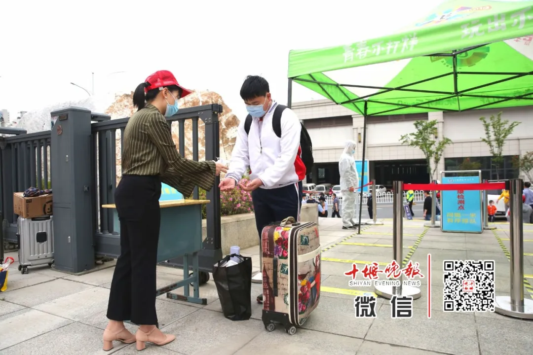 今天开学！刚刚在十堰这些学校拍下，这一幕等了太久