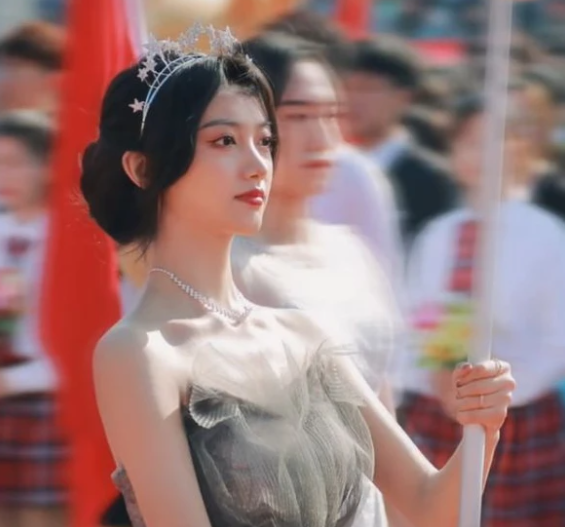 穿黑色裤袜“运动媛”，学校赛跑拿第一反被骂，校友澄清事情反转