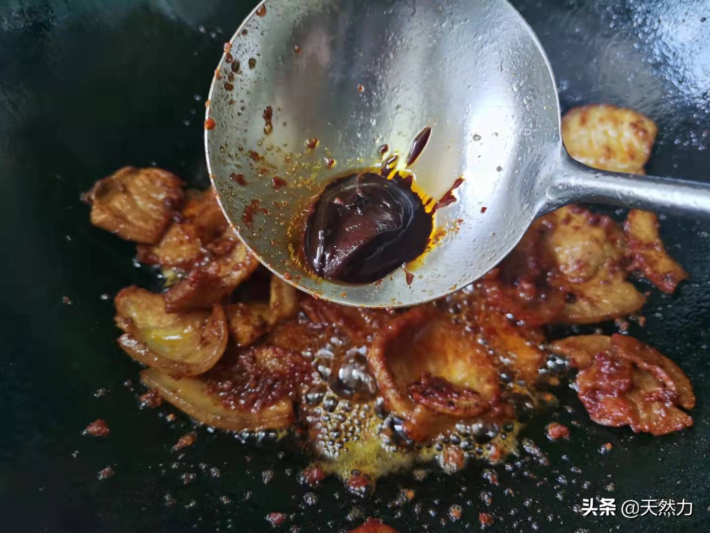 回鍋肉怎么做才好吃？來看看傳統的川菜做法，肥而不膩，真解饞