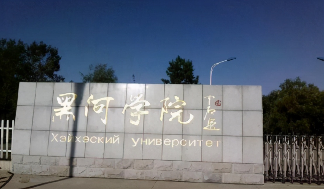 国内最早迈进冬天的本科大学，10月1就要穿棉裤，学生根本扛不住