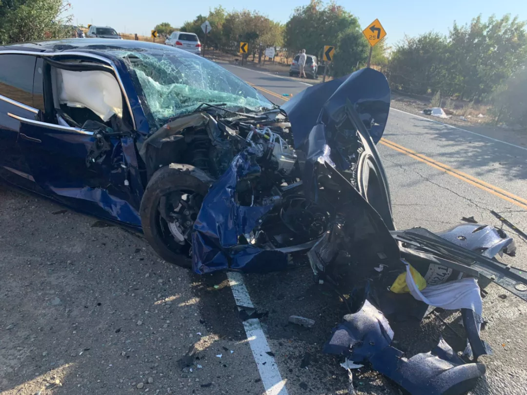 特斯拉 Model 3 车主与醉驾车辆相撞，车头被撞烂无生命危险