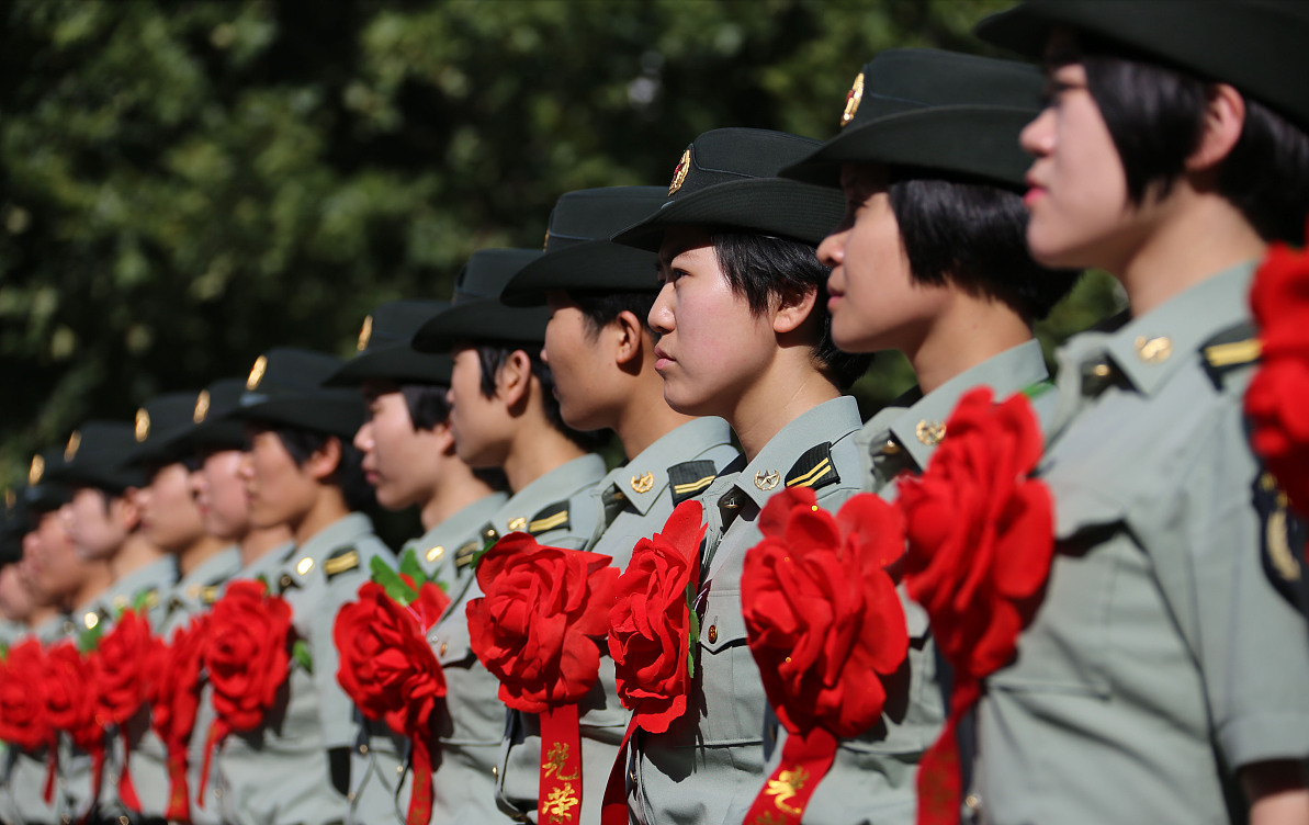 为何很多大学生只当两年义务兵就选择退伍？或许因为这5方面