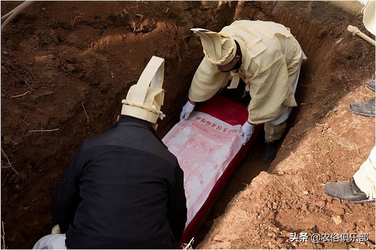 农村丧葬习俗：从选择坟地打井坑到葬后祭祀，这4件事需要多注意