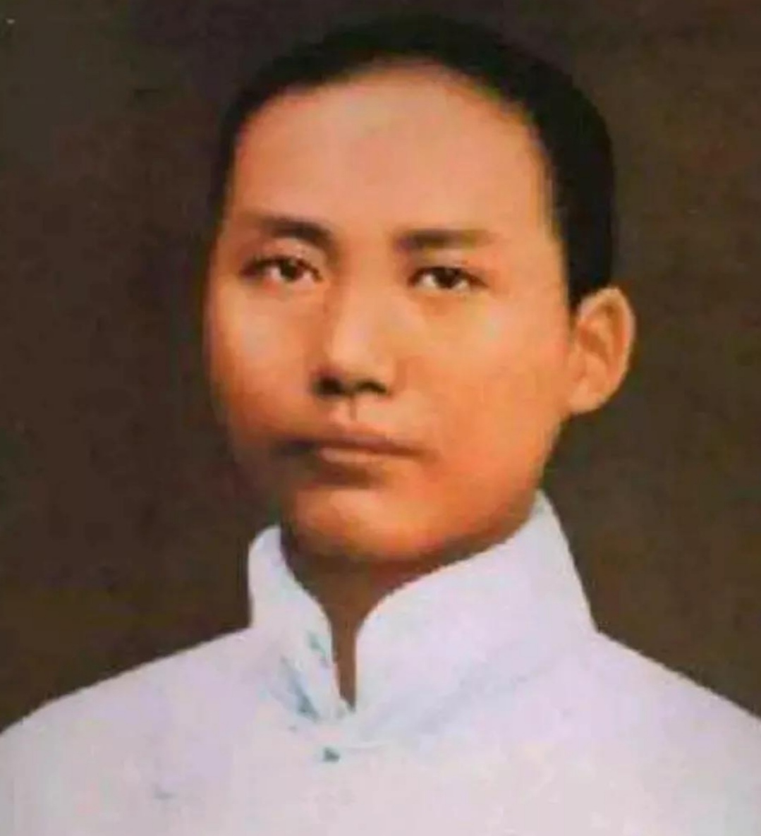 赞美指甲心情好的句子（五古）

红甲如花绽指尖，清香淡雅映心田。
轻抚琴弦音韵美，细描丹青意悠然。
素手纤纤添秀色，朱颜点点展欢颜。
春风得意指甲俏，岁月静好共婵娟。

标题：红甲如花映心田，素手添香展欢颜