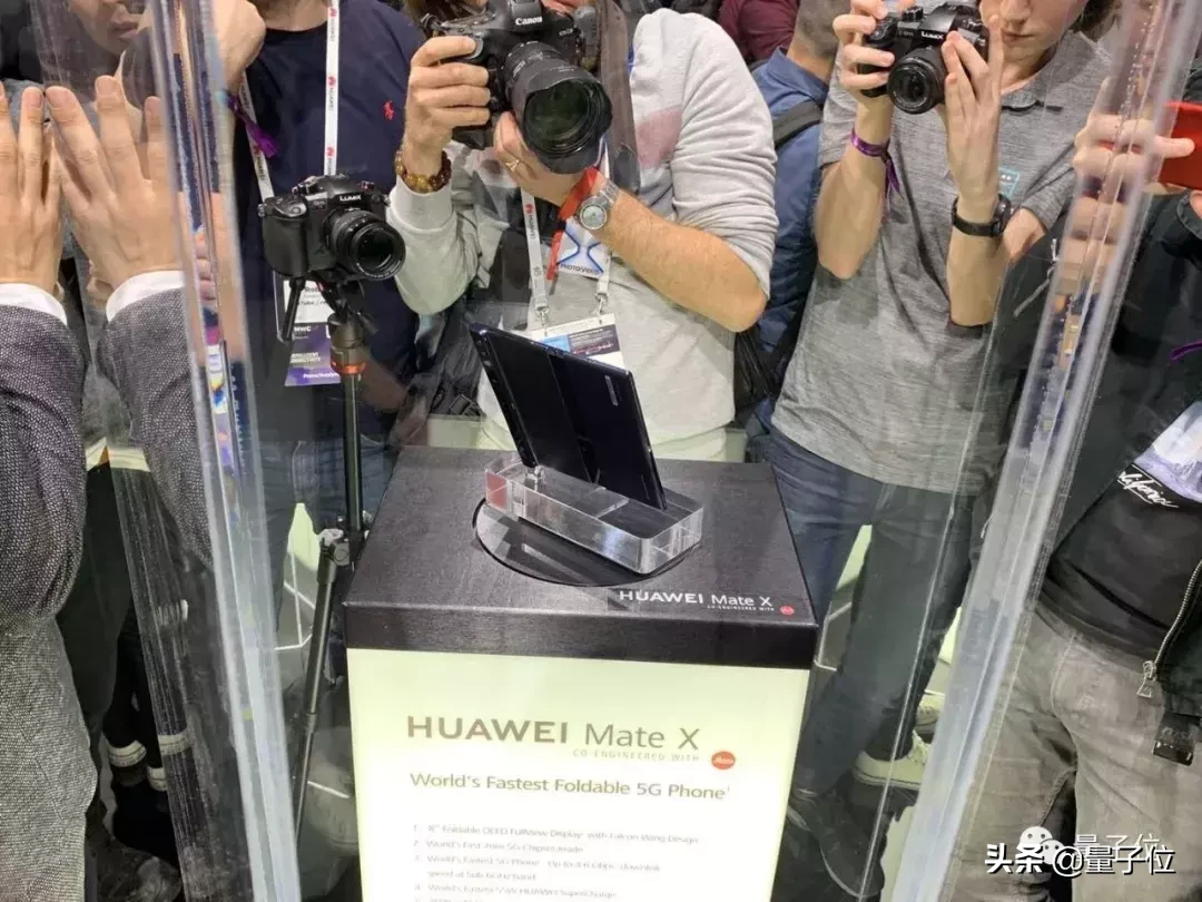 售价1万7!华为折叠屏手机发布:5G、完胜三星(但还不让摸)