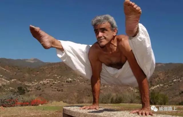 19歲開始練瑜伽，現成 80 歲老爺子，倒立只用頭！