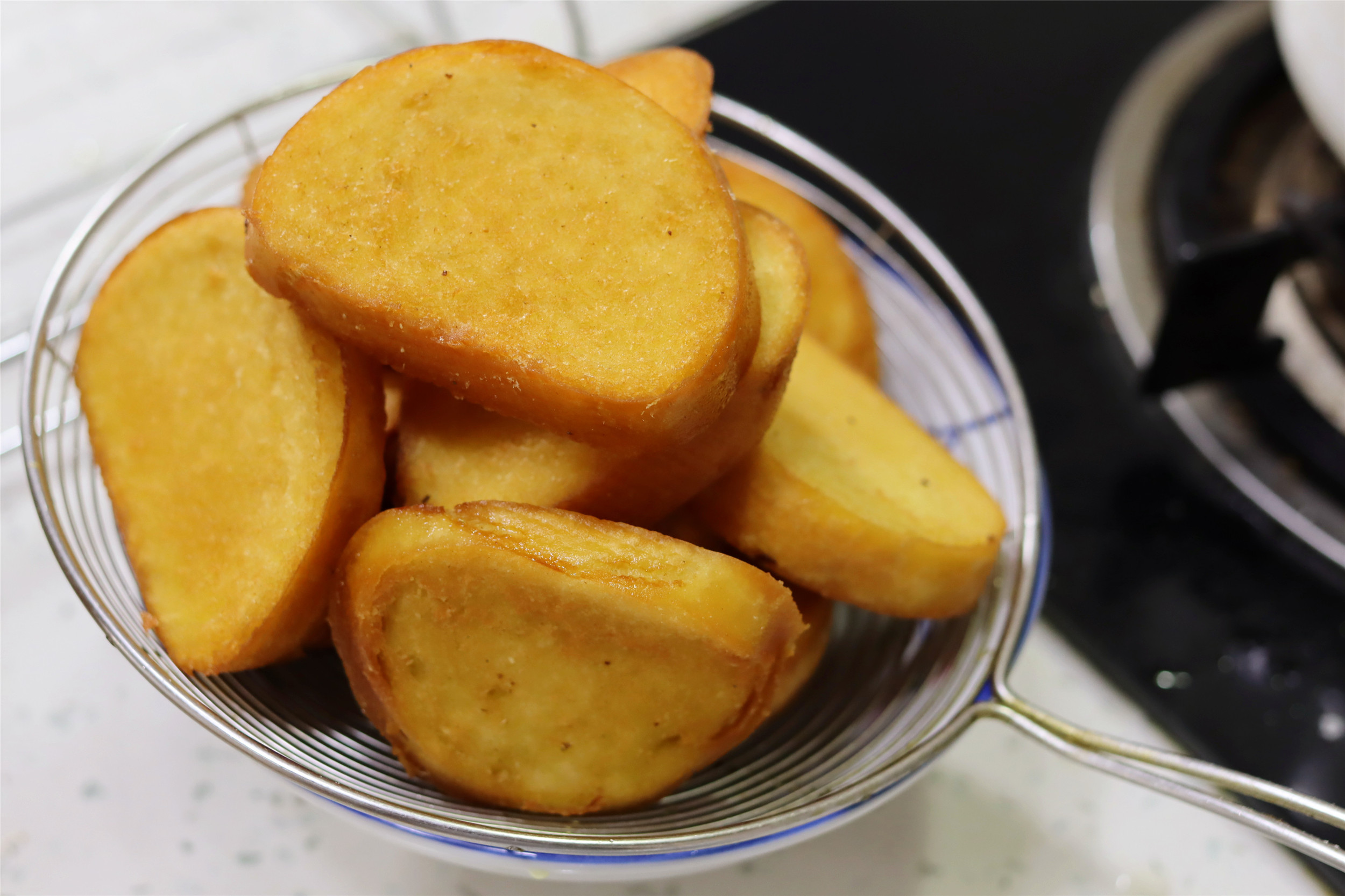 炸馒头片，别下锅就炸，不酥脆，教你正确做法，金黄酥香，不回软