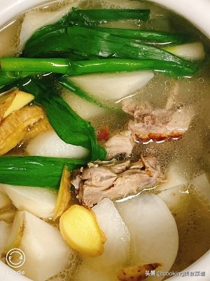 春季养生菜谱，白萝卜鸭架汤，做法简单，美味营养，适合春天