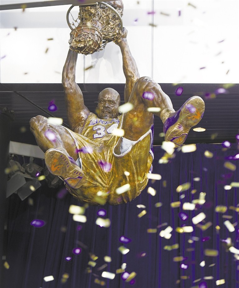 现役nba立雕像球员有哪些(NBA巨星雕像分4个等级：巴克利买家秀C级，马龙A级，那SSS级呢？)