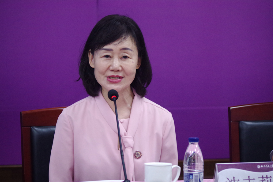 明明是重点大学校长，教师生活令人钦羡，却自毁前途只为容颜