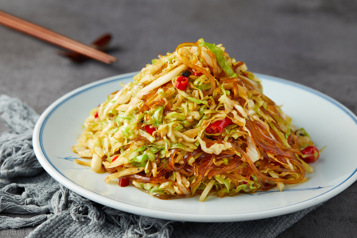 粉条一炒就成团？厨师长分享窍门，加上这1步，爽滑入味不成团