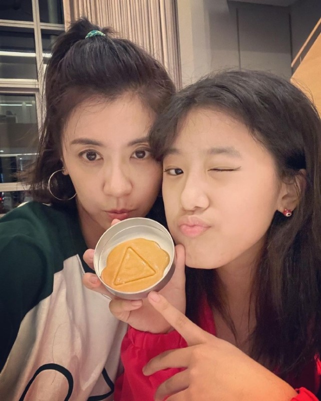 贾静雯晒万圣节照，咘咘波妞鬼马精灵，梧桐妹与妈妈贴头自拍好暖