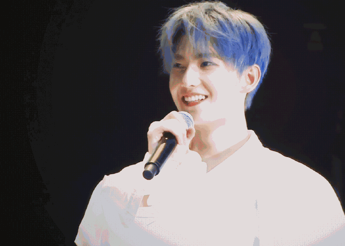 杨洋蓝色发型太惊艳了！不愧是军艺校草