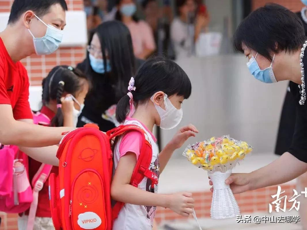 开学啦！现场多图预警：妈趴窗，爹爬墙，脸贴地！场面过于欢乐