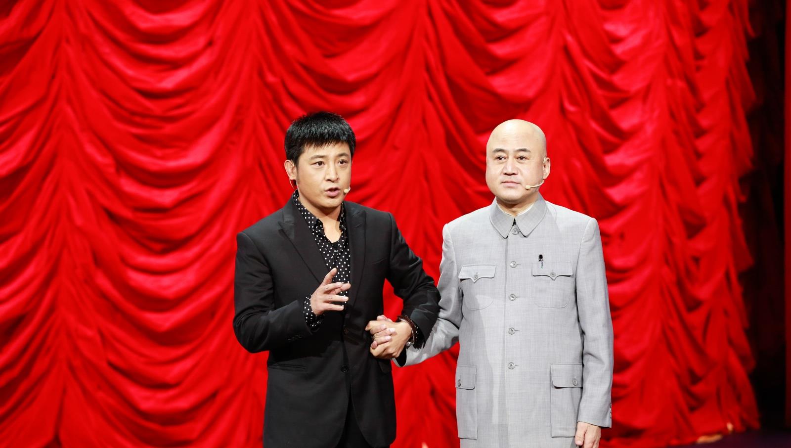 52岁孙涛与爱妻罕同框,女方颜值惊艳气质出众,两人甜蜜亲吻互动