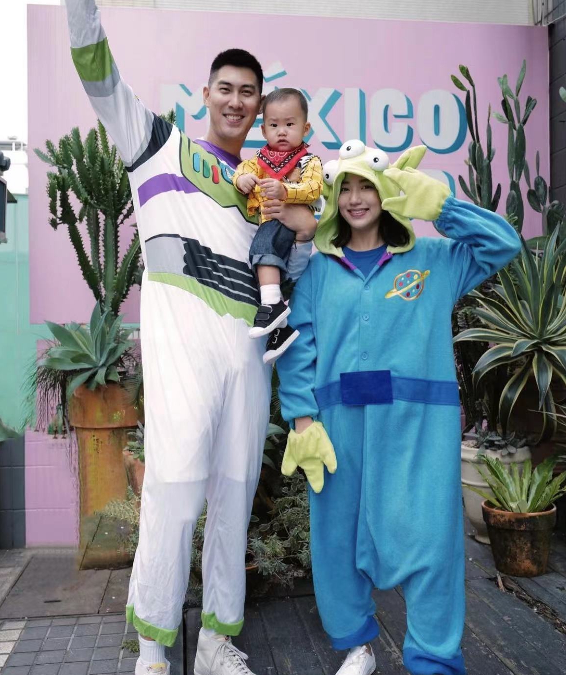高以翔好友毛加恩二胎女儿6个月早产仅生存5天，夫妻抱娃亲吻泣别