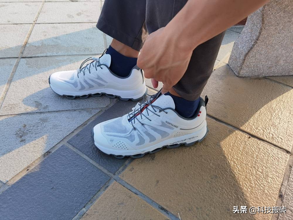 “拱桥式”鞋底，轻弹减震，诺诗兰SKYECO 徒步鞋体验