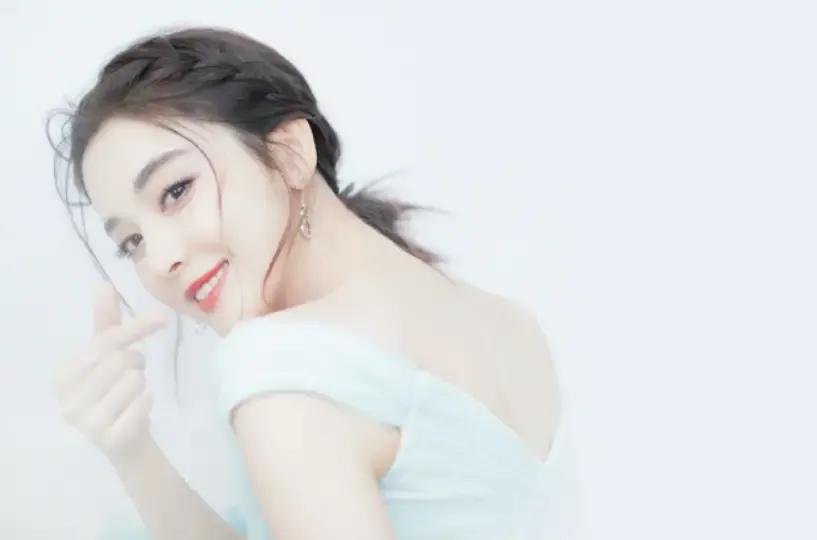 “万人嫌”古力娜扎十年的黑红之路，她从来不“可怜”