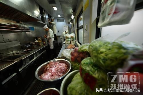 美味温暖回家路｜列车上4厨师一路做出500份盒饭百余份小炒……