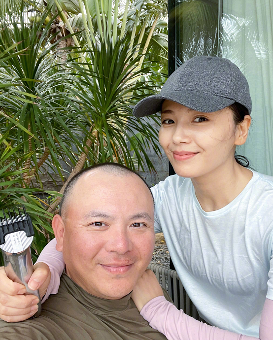 刘涛:腊月二十七亲手给王珂理发,用手搂着老公"力证"夫妻恩爱