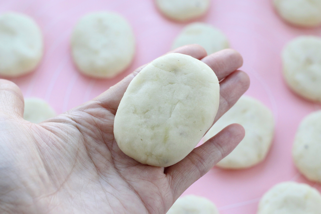 在家做麦叔叔同款薯饼，两个土豆就能做一大盘，外酥里糯香喷喷的