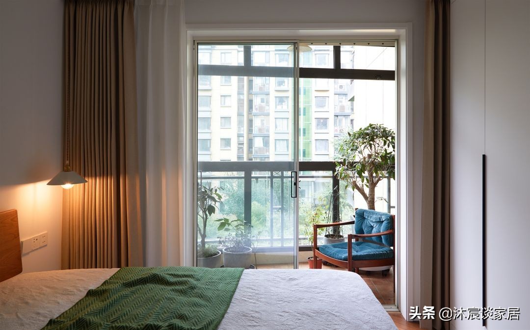 她家澄净素雅，不过度装修简单又大方，让家成为温暖治愈的居心地